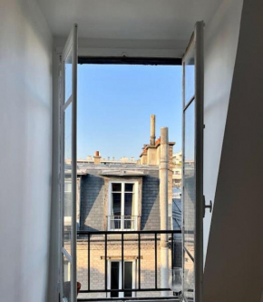 Charmante petite chambre vue sur les toits de Paris avec ascenseur - quartier animé et proche des jeux olympiques